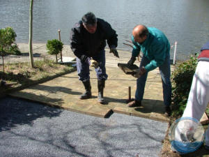 Jürgen und Burkhard beim verlegen der Platten