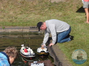 Oli mit seinem Rennboot