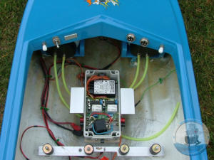 Die beiden Tanks vorne, Empfängerbox und die Schwingmetalle der Motorplatte
